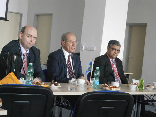 Fotografie z návštěvy generálního ředitele Organizace pro zákaz chemických zbraní (GŘ OPCW) - pan Ahmet Üzümcü (uprostřed)