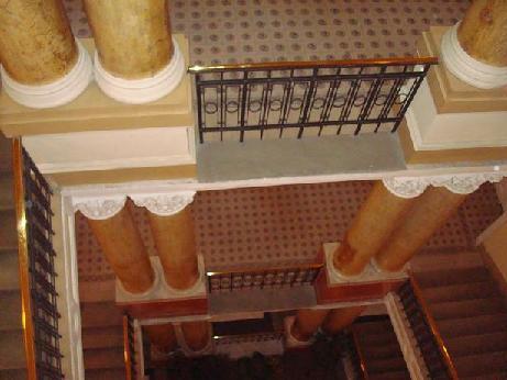 Fotografie schodiště v budově SÚJB na Senovážném náměstí