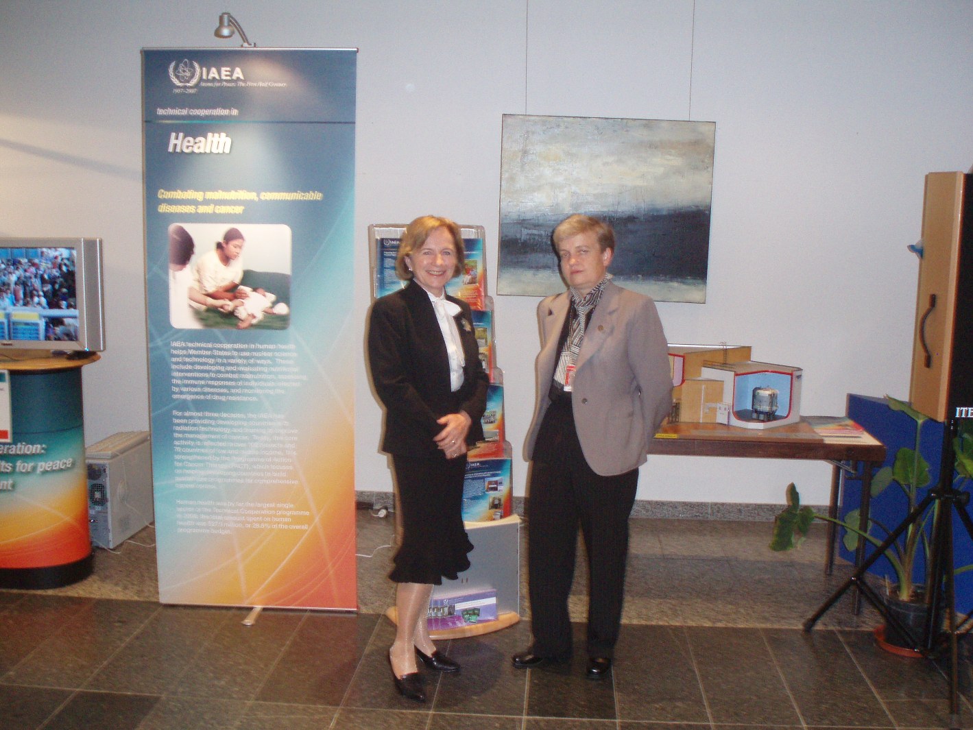 Předsedkyně SÚJB, D. Drábová, s náměstkyní Generálního ředitele MAAE pro technickou spolupráci, A.M. Cetto 