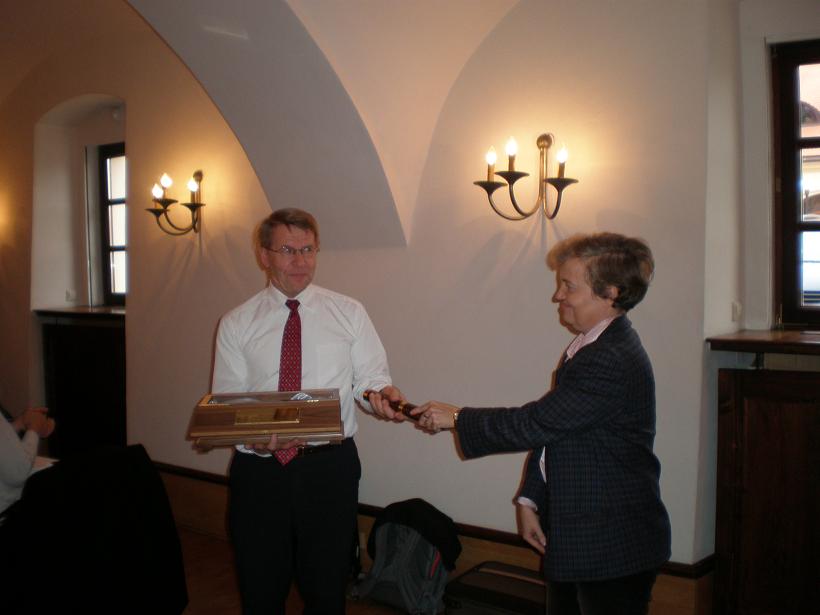 Jukka Laaksonen přebírá štafetový kolík z rukou předsedkyně SÚJB Dany Drábové